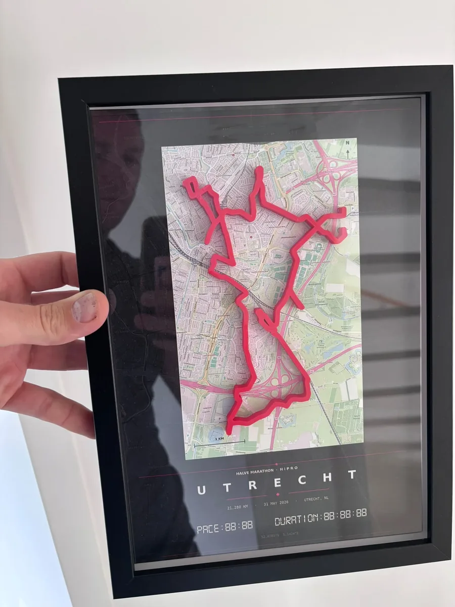 Roze 3D-geprinte route op een kaart van Utrecht in een zwarte lijst