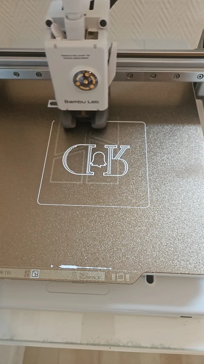 Eerste witte printlaag met omtrek en monogram